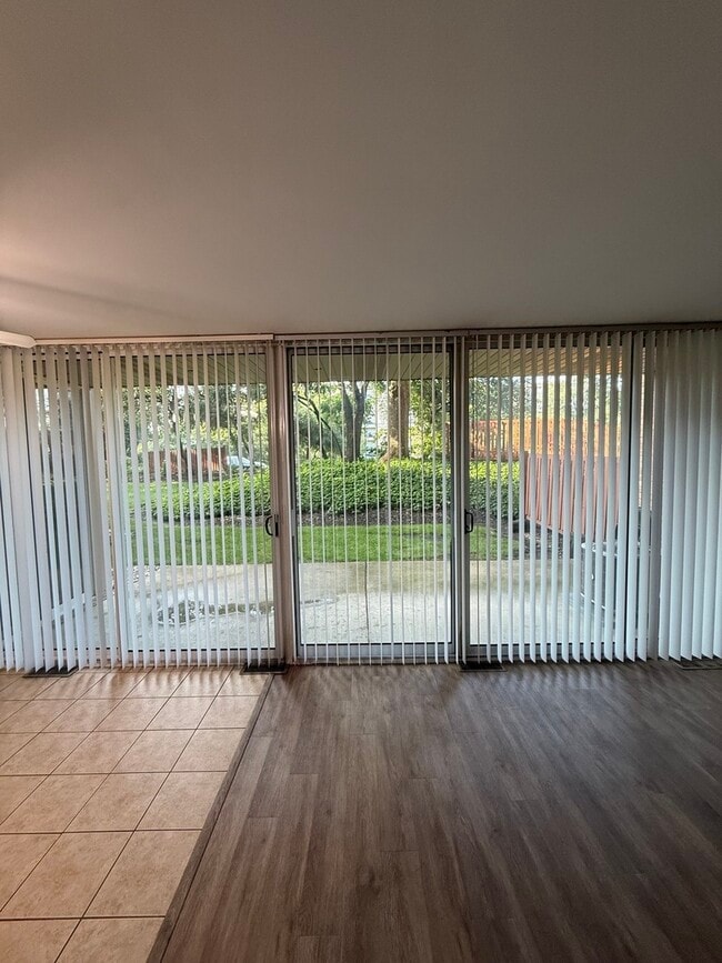 Building Photo - 6000 Oakwood Dr