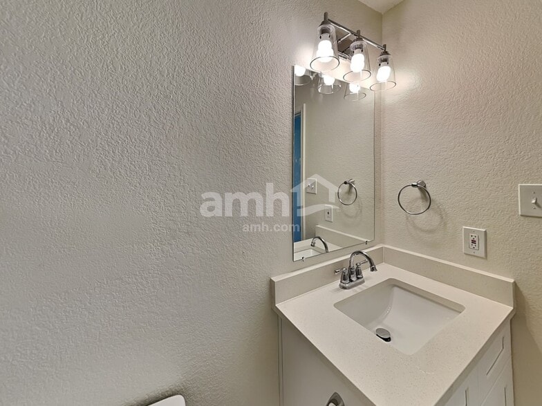 Building Photo - 240 Equestrian Dr