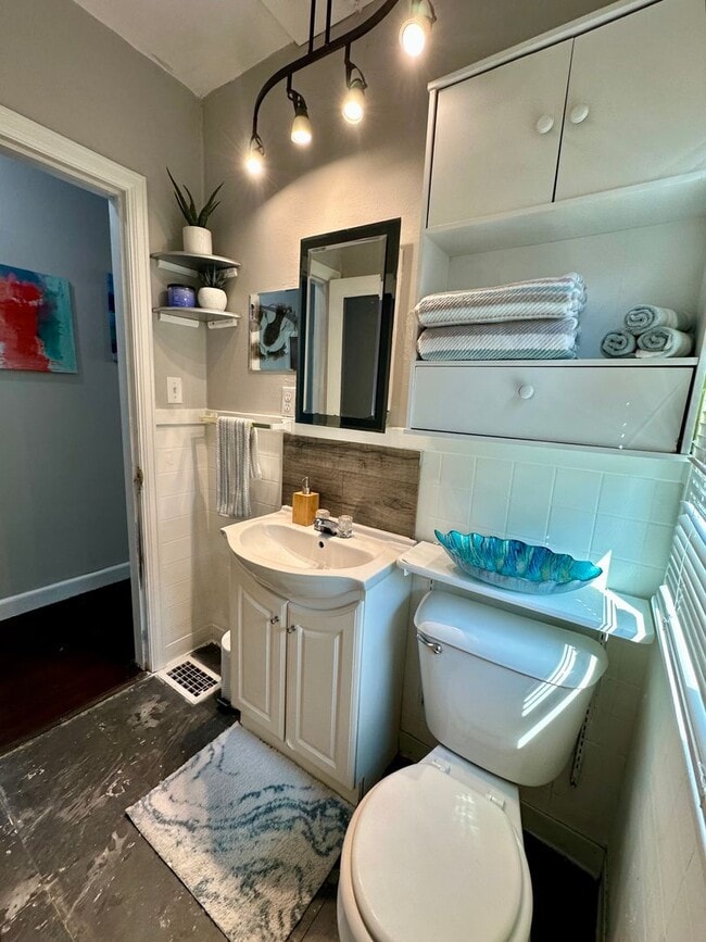 Building Photo - 3 bed, 1 bath home for rent in Waterloo