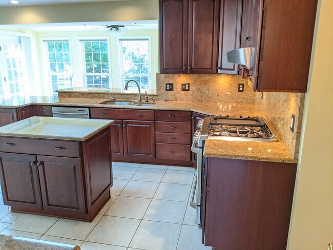 Building Photo - 403 McClellan Dr
