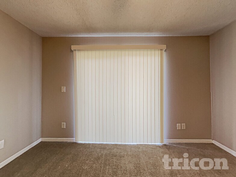 Building Photo - 1009 Jamaica Way