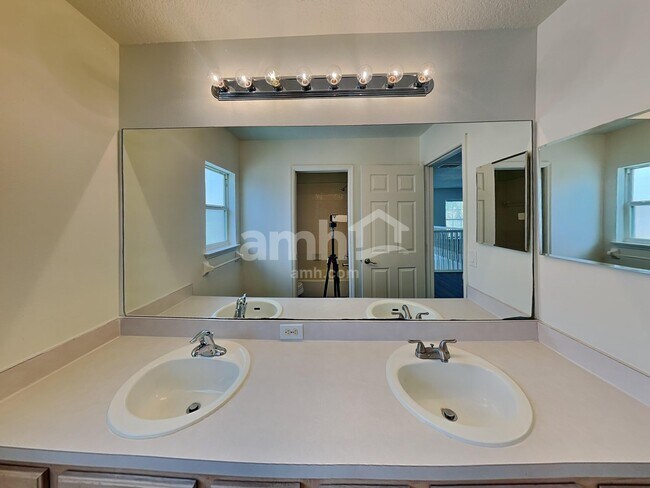 Building Photo - 1822 Meadow Pond Way