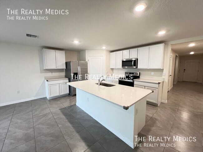 Building Photo - 8561 SW 46th Ave