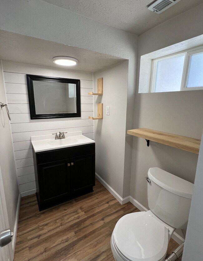 Building Photo - 907 Sullivan Dr