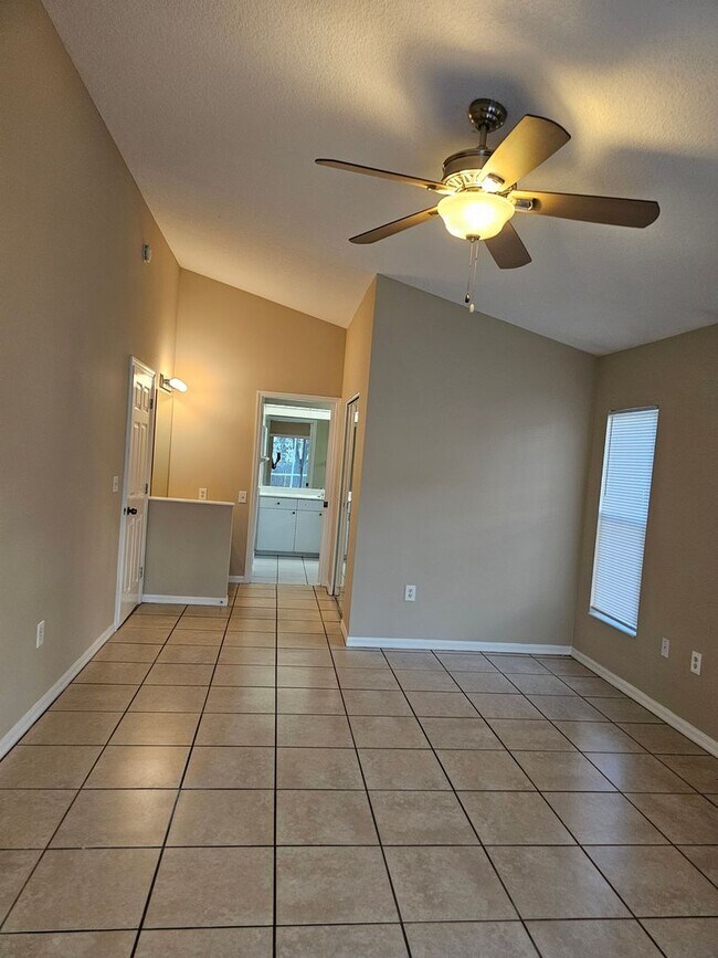 Building Photo - 627 25th Dr E