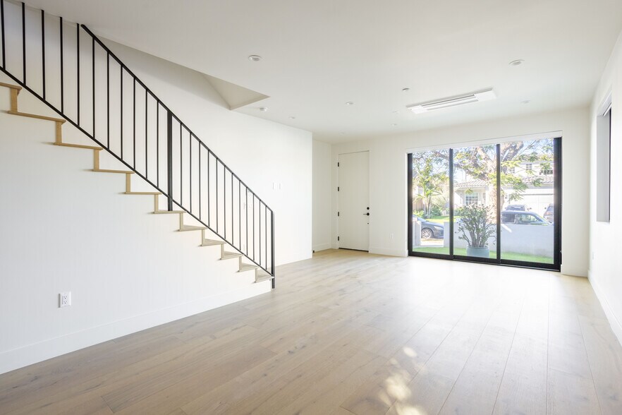 Building Photo - 456 N Poinsettia Pl