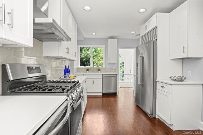 Building Photo - 16 Lyons Pl