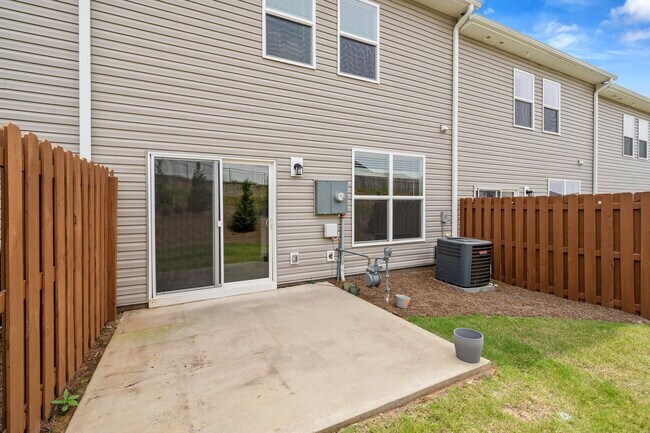 Building Photo - Lovely 3 BR, 2.5 BA Townhome, Centrally lo...