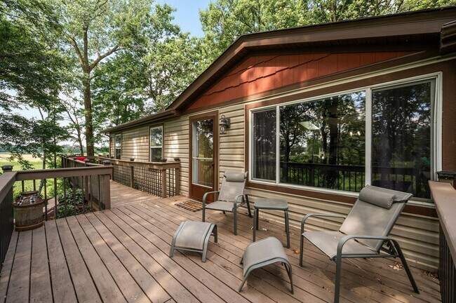 Building Photo - Stunning Rambler on Acreage with Lake Shor...