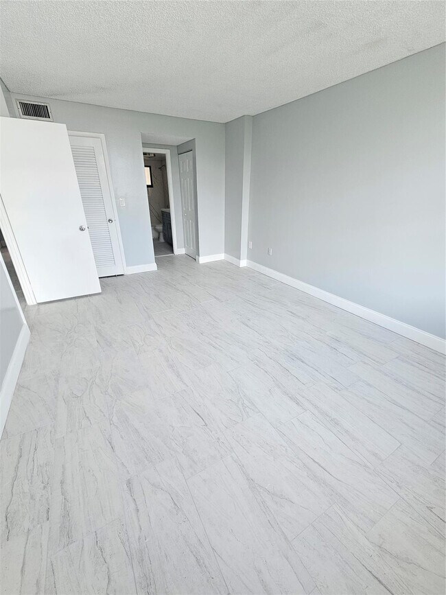 Building Photo - 15600 NW 7th Ave