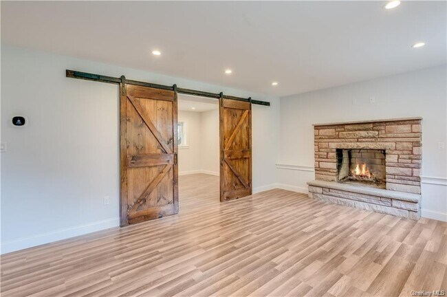 Building Photo - 8 Montfort Woods Rd