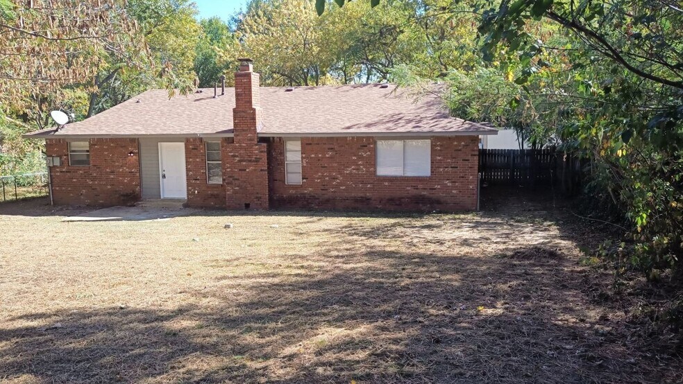 Building Photo - 4408 S Cypress Ave