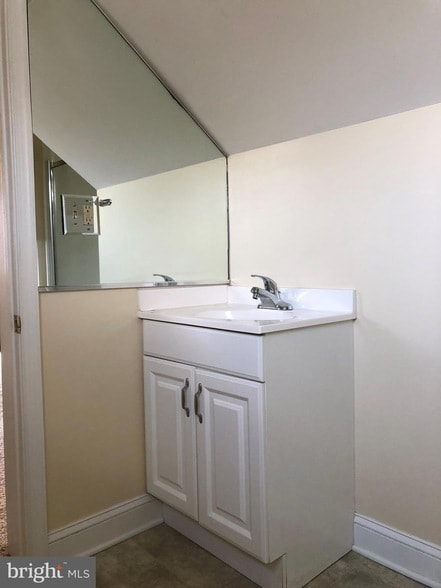 Building Photo - 104 S Loudoun St