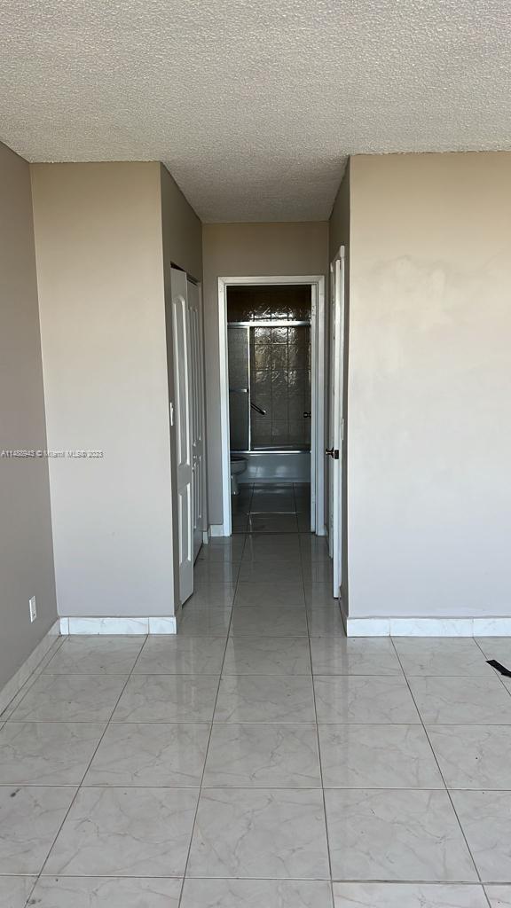 Building Photo - 2500 Parkview Dr