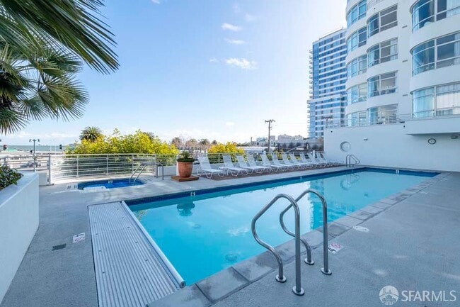 Building Photo - 403 Main St