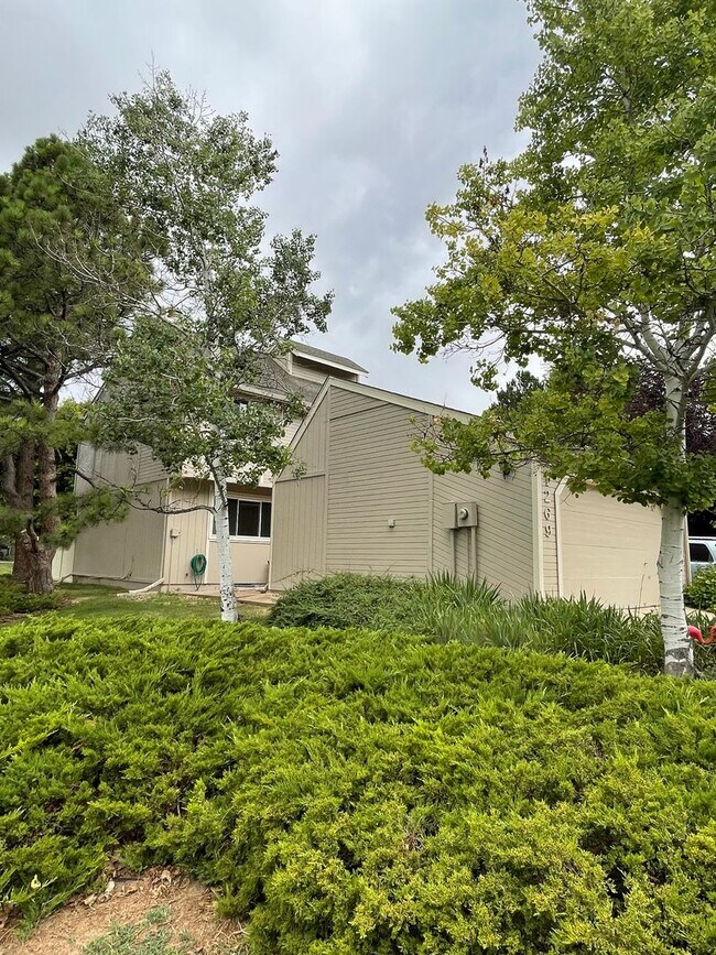 Building Photo - Charming Midtown Duplex