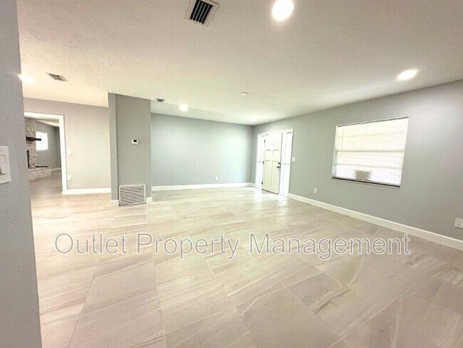 Building Photo - 2432 NE 28th St