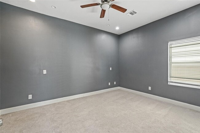 Building Photo - 2116 Bidwell Dr