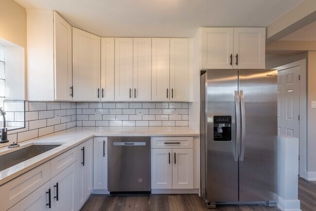 Building Photo - 6835 S Komensky Ave