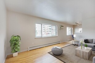 Building Photo - La Roma