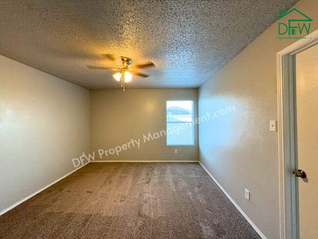 Building Photo - Spacious 4-Bedroom Home with Fireplace & Large Backyard in SW Fort Worth