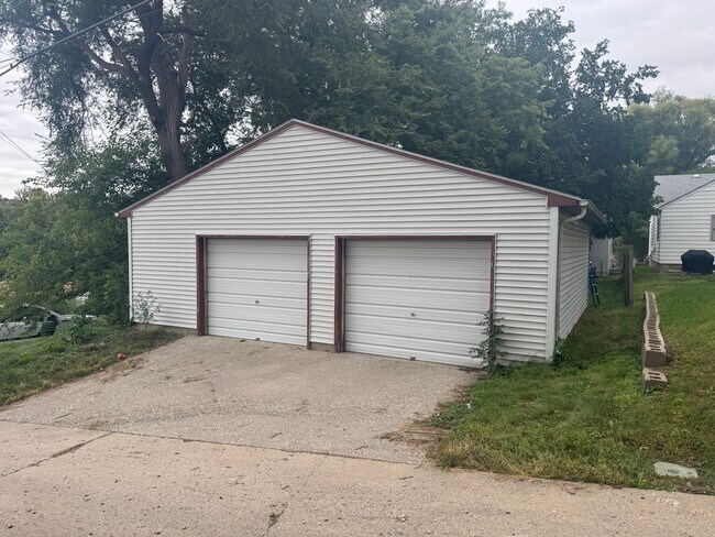 Building Photo - 1821 S Maple St