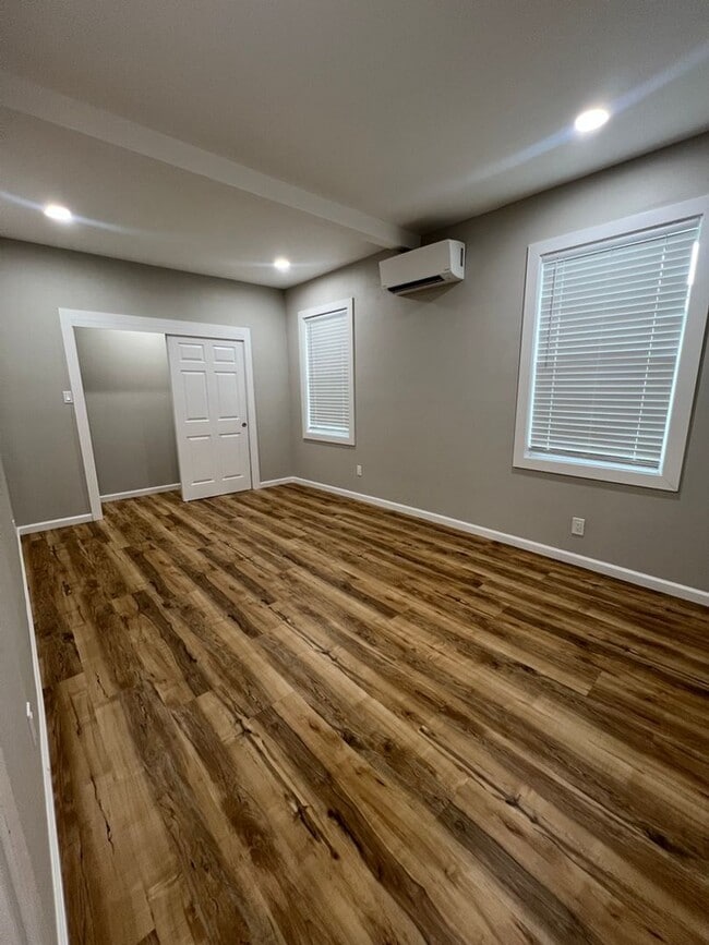 Building Photo - Split AC's In each room. Wet Bar. Spacious