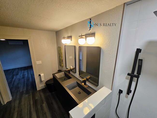 Building Photo - Classy Modern Renovation Home... true 3/2 ...