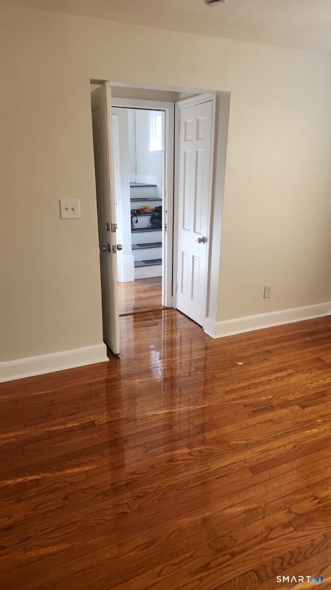 Building Photo - 60 Lincoln Ave