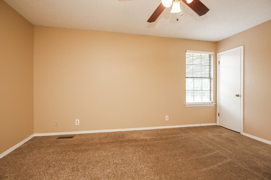 Building Photo - 2621 Deerpath Dr