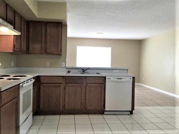 Building Photo - 1054 Royal Oaks Dr