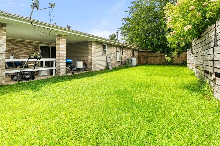 Building Photo - 2204 Gallant Dr