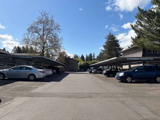 Building Photo - 1ST  FULL  MONTH'S  RENT  FREE  Pet-friendly Townhouse Near Parks and Downtown Newberg  Showings ...