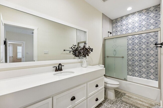 Building Photo - 303 Pendleton Ave