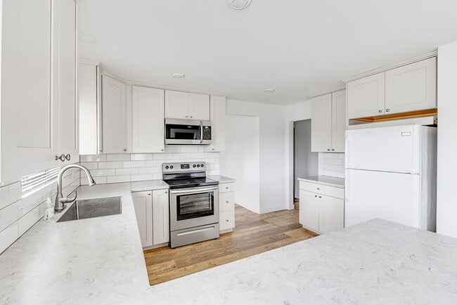 Building Photo - 2030 Ocean Beach Pl