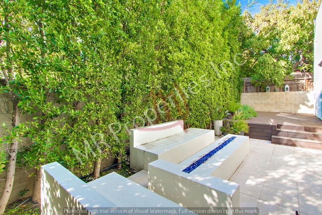 Building Photo - Beautiful Studio near Melrose - This is the Place to be.