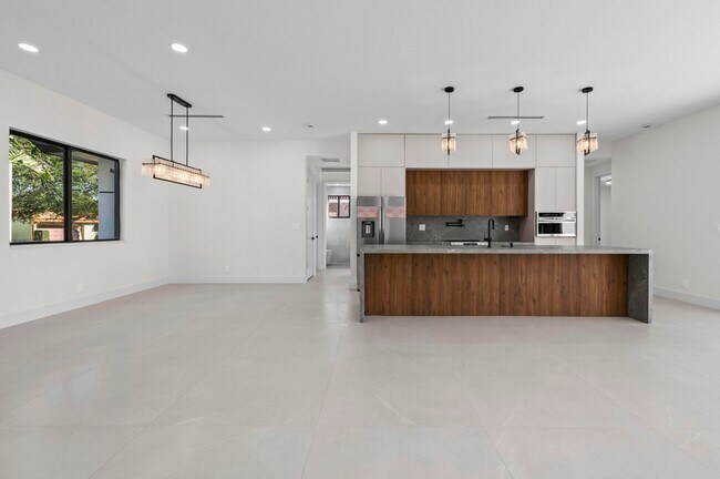 Building Photo - 621 NW 42nd Ave