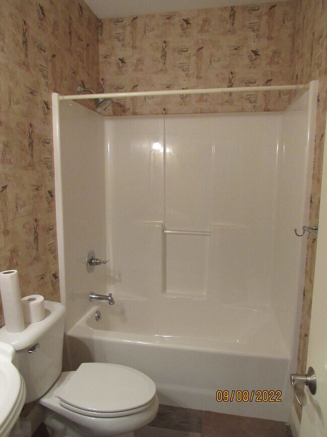 Building Photo - 4 bedroom duplex in Camdenton