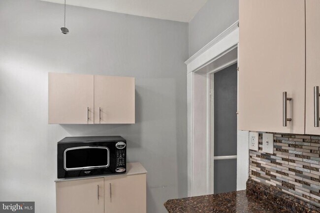 Building Photo - 1109 W 40th St