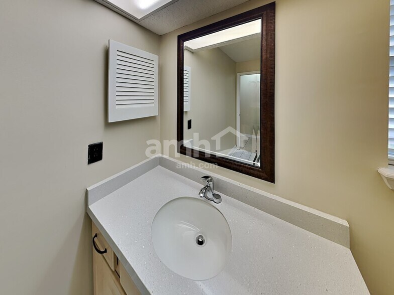 Building Photo - 1745 Pickwick Pl