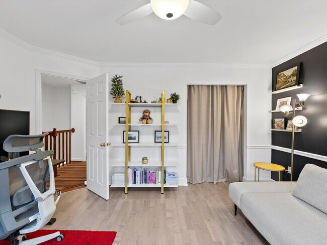 Building Photo - "Spacious 3-Bedroom Townhouse Retreat with...