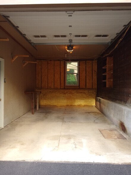 Large garage - room to store kayaks, bikes, etc. Stop clearing snow off your car! Shelves too! - 156 Henry St