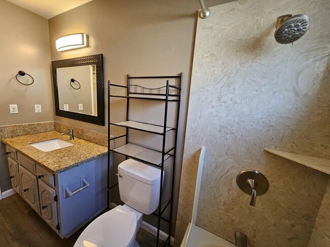 Building Photo - Beatifully updated 3 bedroom, 2 bath home ...