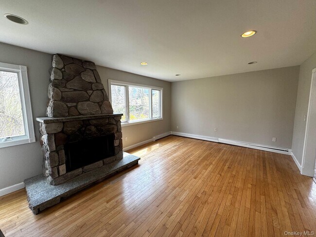 Building Photo - 2581 Roanoke Ave