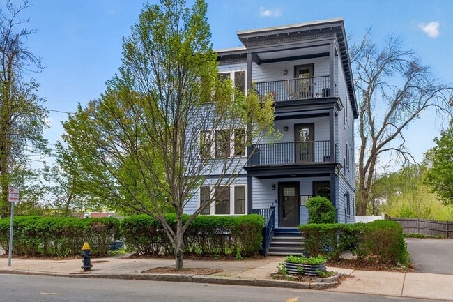 Building Photo - 319 Forest Hills St