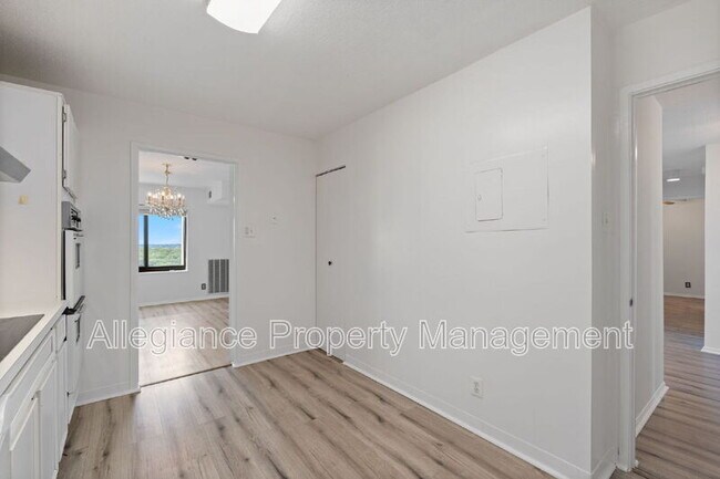 Building Photo - 309 Yoakum Pkwy