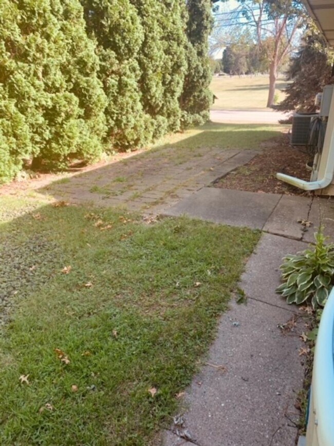 Building Photo - 3 BEDROOM 2 BATH DUPLEX Short Term Leasing!
