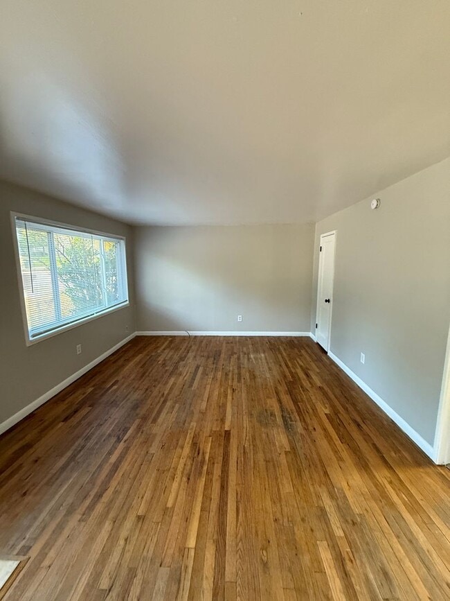 Building Photo - 433 Glen View Ct