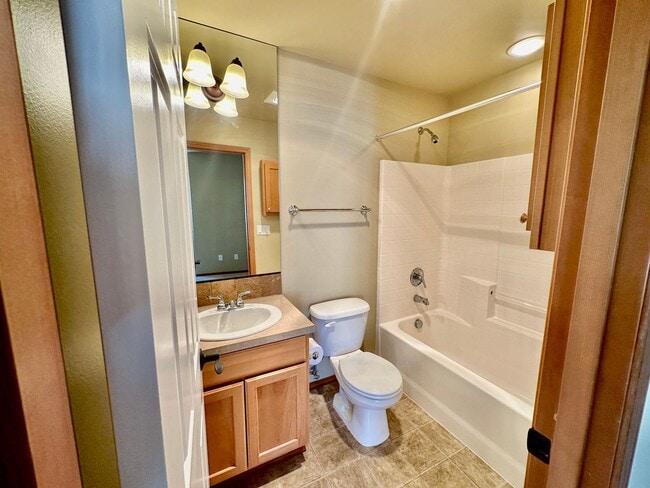 Building Photo - Spacious 2 Bedroom Sagebrook Townhome