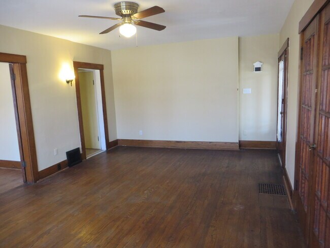 Building Photo - 826 Nuttman Ave